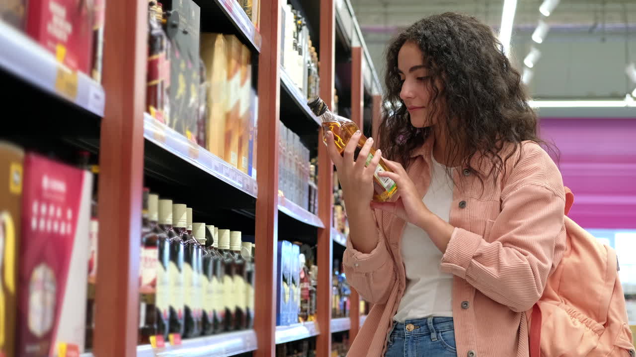 mujer comprando alcohol en una tienda de comestibles