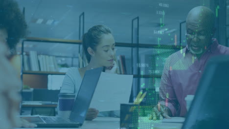 animación del procesamiento de datos financieros sobre diversas personas de negocios en la oficina