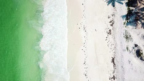 Toma-Vertical-De-La-Playa-Turquesa-De-Diani-Cerca-De-La-Ciudad-Costera-De-Mombasa-En-La-Costa-De-Kenia,-áfrica-Oriental