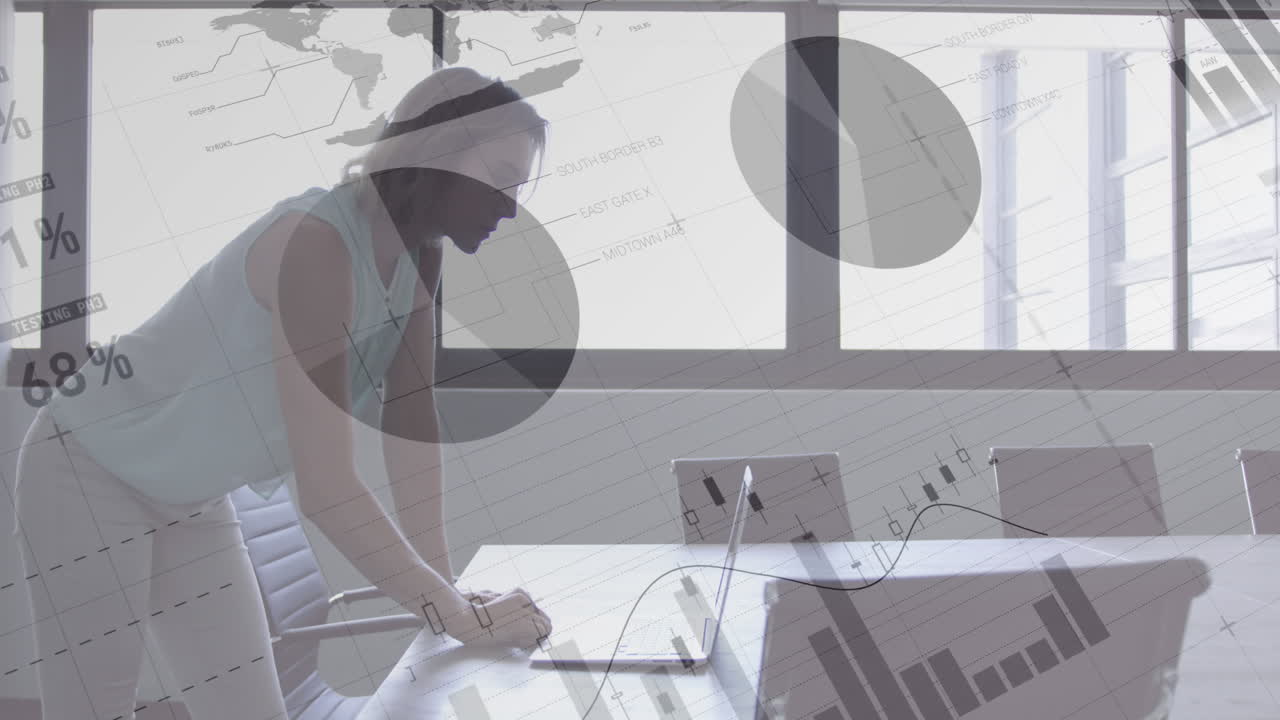 사무실에서 일하는 사업가 여성과 데이터와 통계를 보여주는 인터페이스의 애니메이션