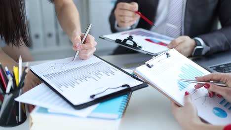 el equipo de negocios estudia los indicadores financieros en gráficos