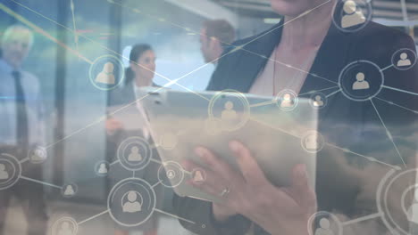red de iconos de perfil mujer de negocios caucásica usando tableta digital contra nubes en el cielo