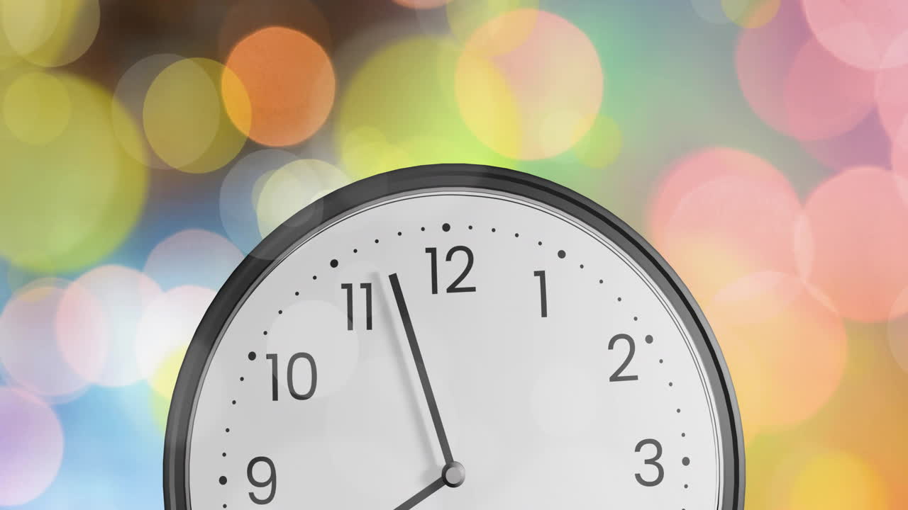 animación del reloj que muestra la medianoche con puntos de luz en fondo negro