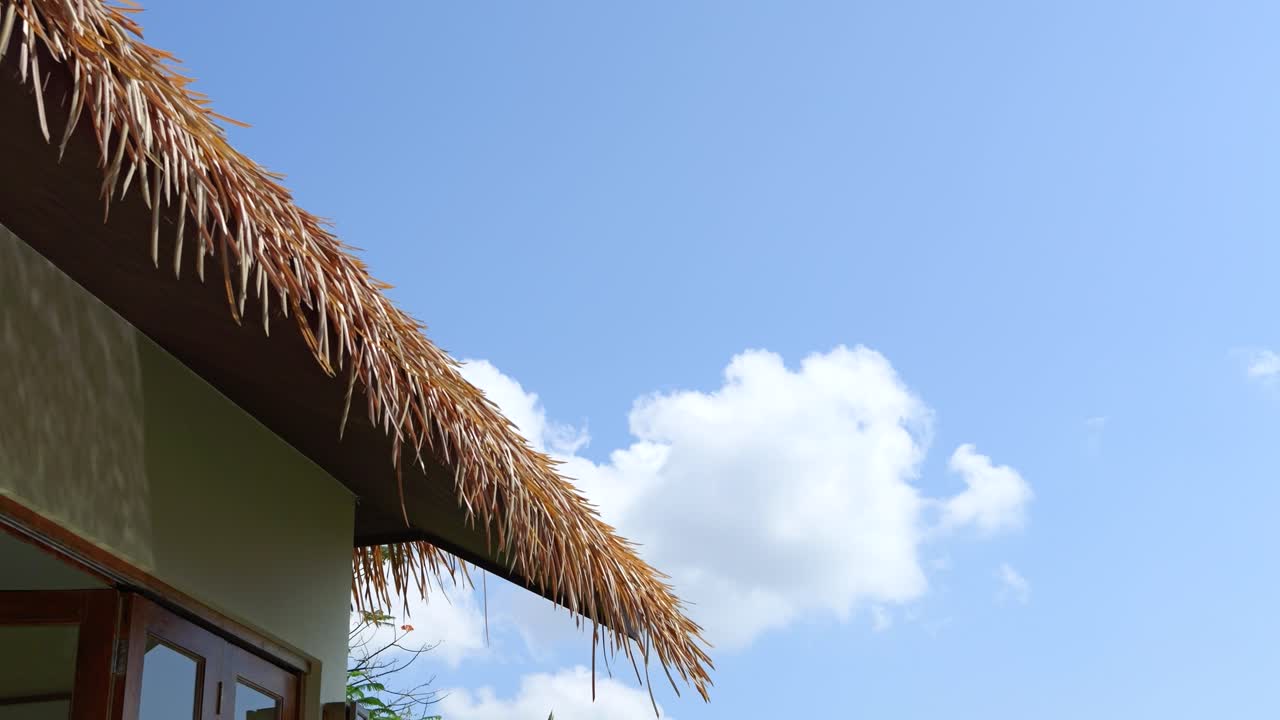 hermosa vista del techo del hotel ecolodge con reflejos de la piscina y nubes en el cielo