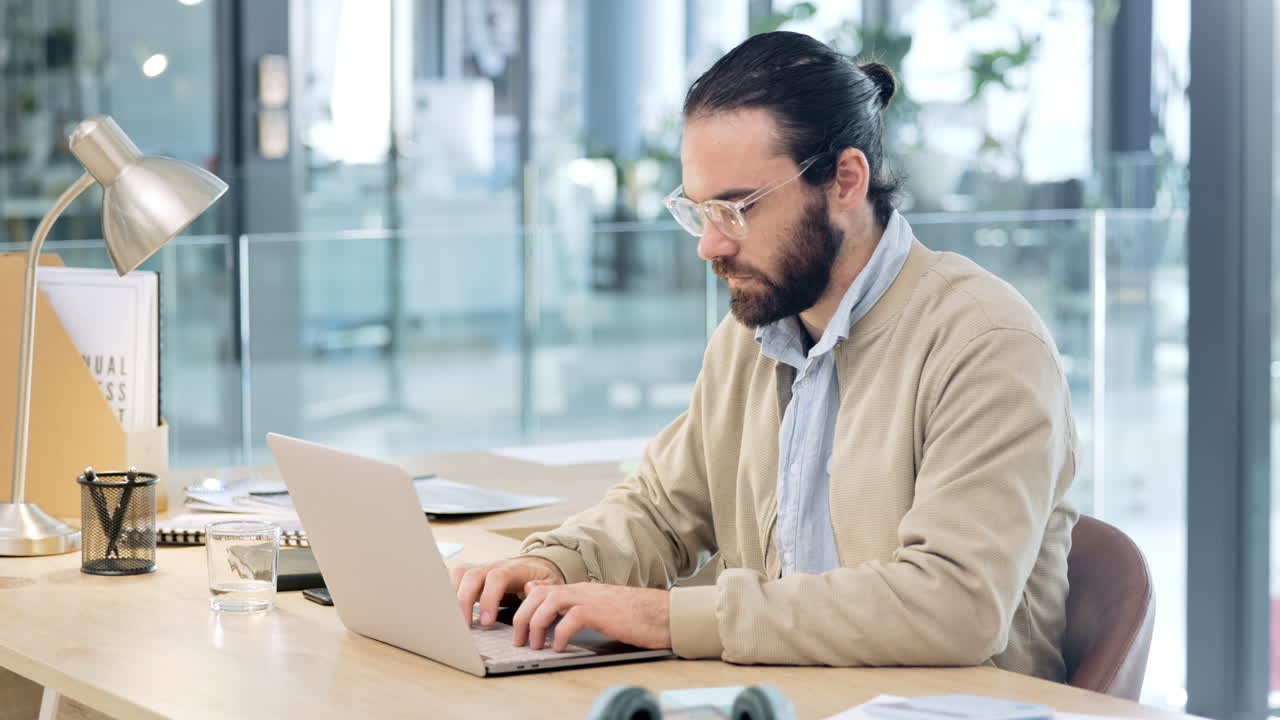 joven hombre de negocios enojado, sintiendo estrés