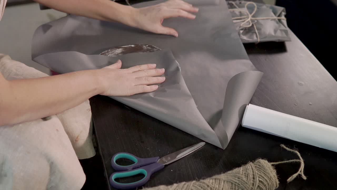 mujer envolviendo regalos