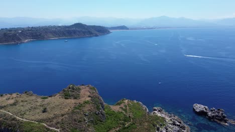 la playa azul es el camino para encontrar a dios.