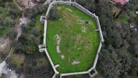 Herrliche-Luftaufnahme,-Drohnenkamera,-Die-Nach-Unten-Zeigt,-Filmmaterial,-Burgruinen-Einer-Byzantinischen-Festung-Aus-Dem-13.-Jahrhundert,-Wilde-Natur,-Korfu,-Griechenland,-4K-Filmansicht-Von-Oben,-Von-Philipp-Marnitz,-Frühjahr-2022