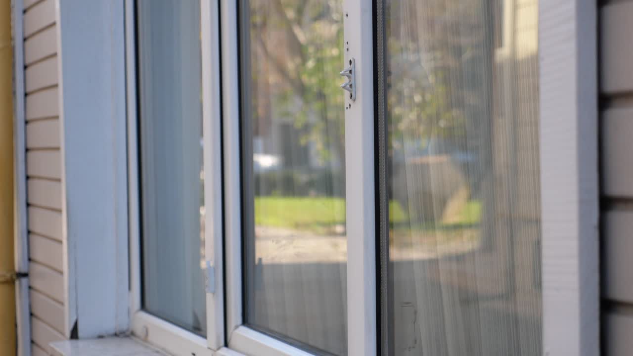 유리 창이 있는  문의 클로즈업