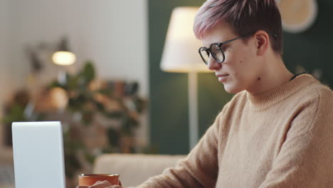 mujer trabajando en una computadora portátil en casa