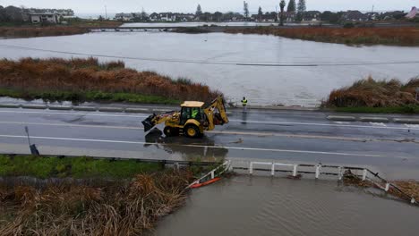 vista aérea de un tractor en una carretera inundada
