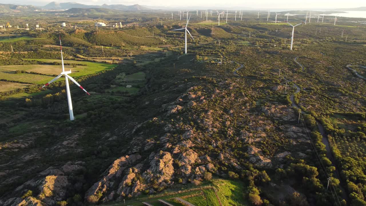 antena de establecimiento del paisaje de la industria verde con turbinas eólicas y granja solar