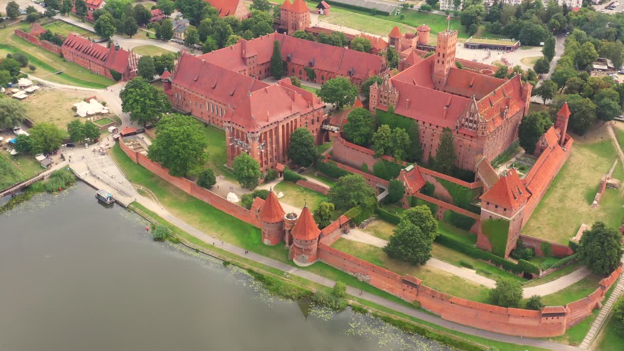노가트 강의 말보르크 조감도에서 가장 큰 중세 벽돌 성