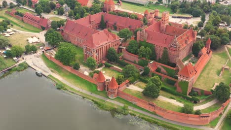 Malbork-En-El-Río-Nogat-El-Castillo-De-Ladrillo-Medieval-Más-Grande-A-Vista-De-Pájaro