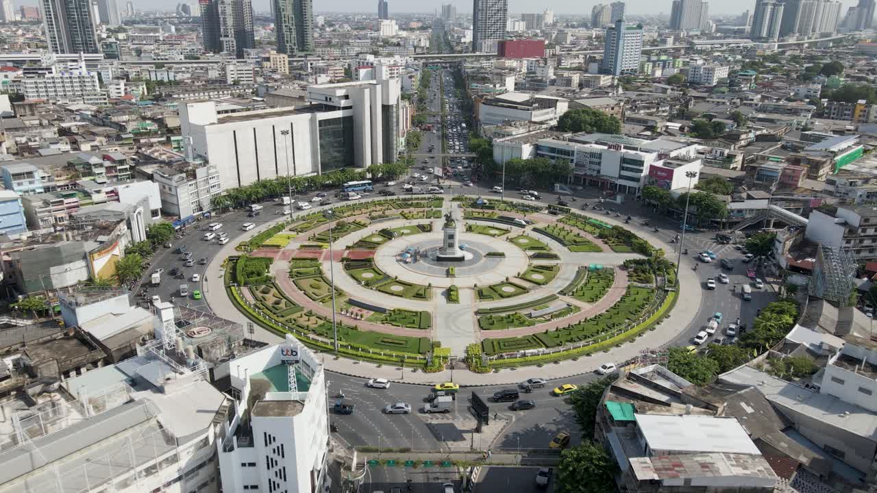 el dron vuela hacia atrás para revelar la rotonda de wongwian yai