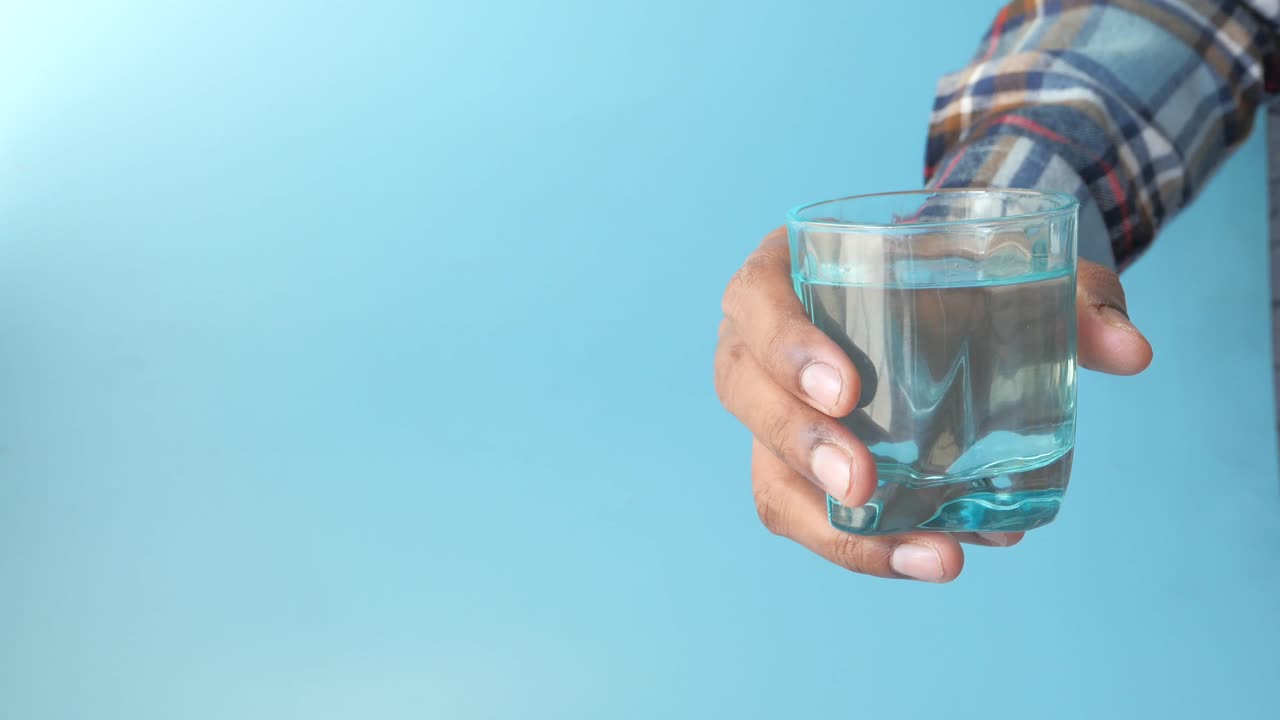 물 한 잔을 들고 손