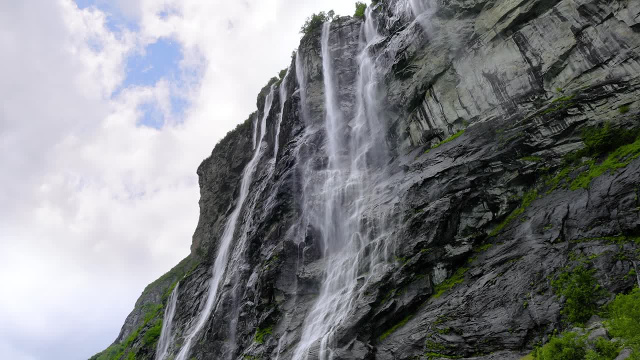 el fiordo de geiranger, la cascada de las siete hermanas, la hermosa naturaleza, el paisaje natural de noruega.