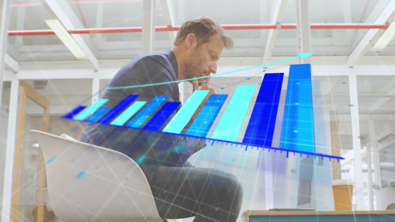 animación del procesamiento de datos financieros sobre un empresario caucásico que usa un teléfono inteligente