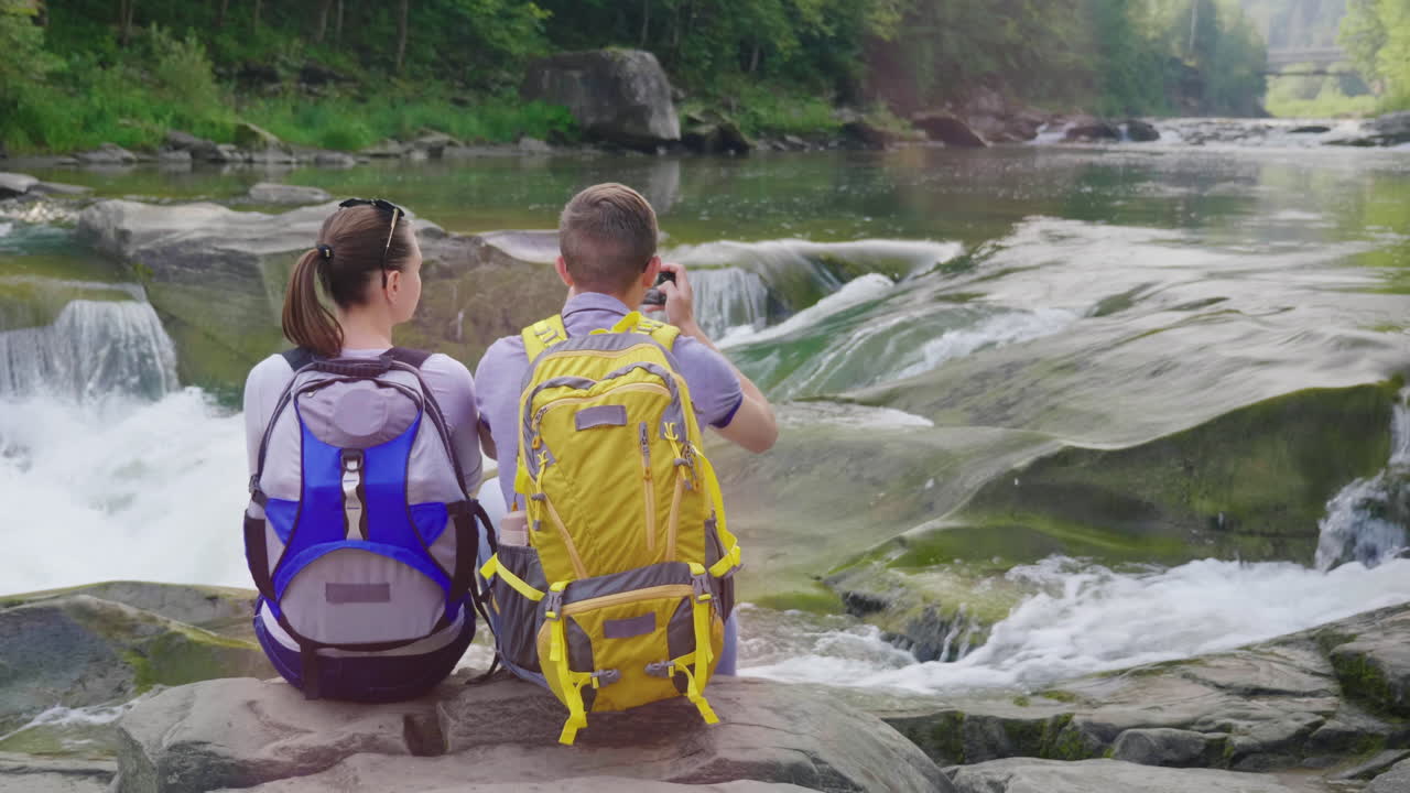 una hermosa cascada en las montañas agua que fluye sobre las rocas