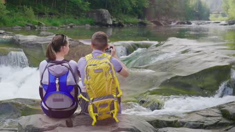 una hermosa cascada en las montañas agua que fluye sobre las rocas