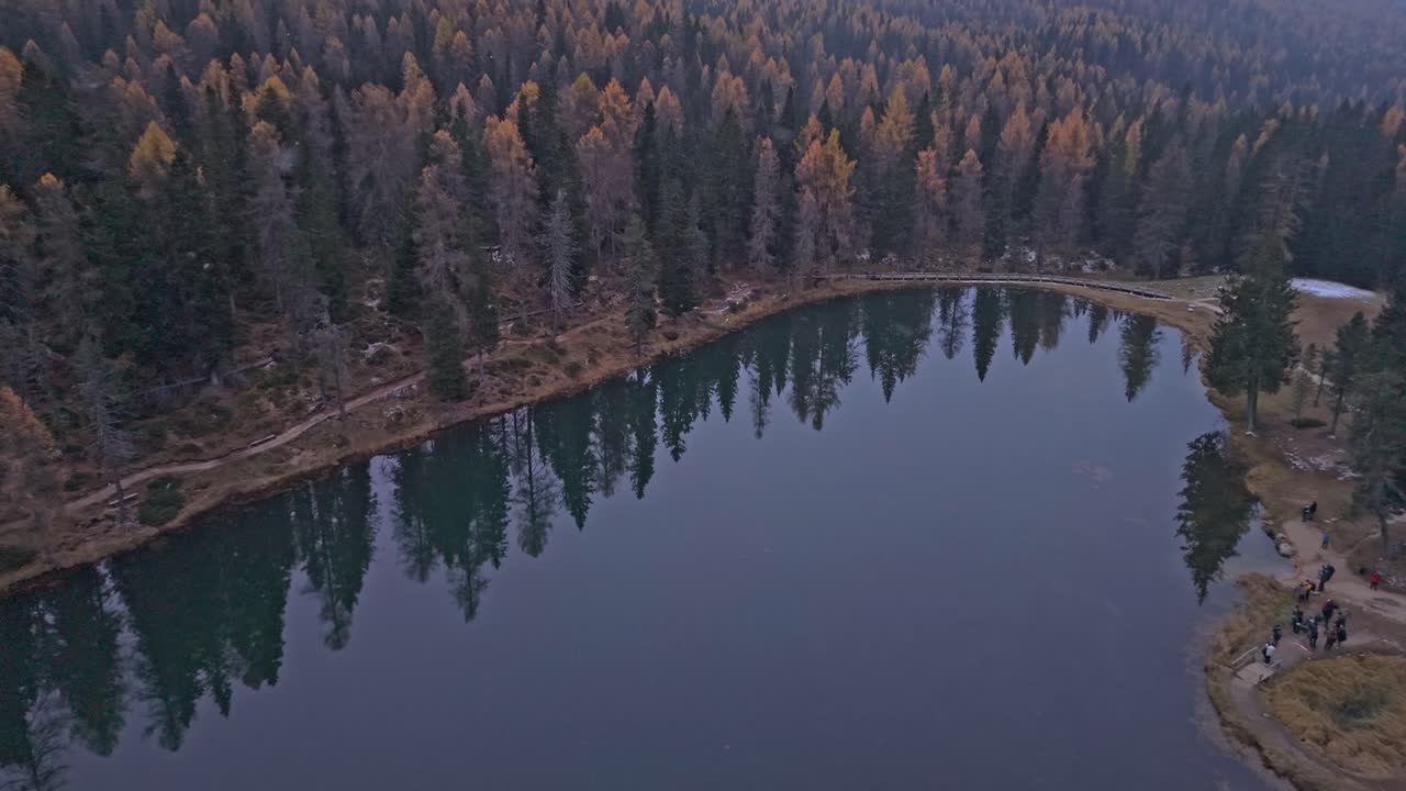 Veduta dall'alto delle Tre Cime e del Lago d'Antorno nella luce autunnale