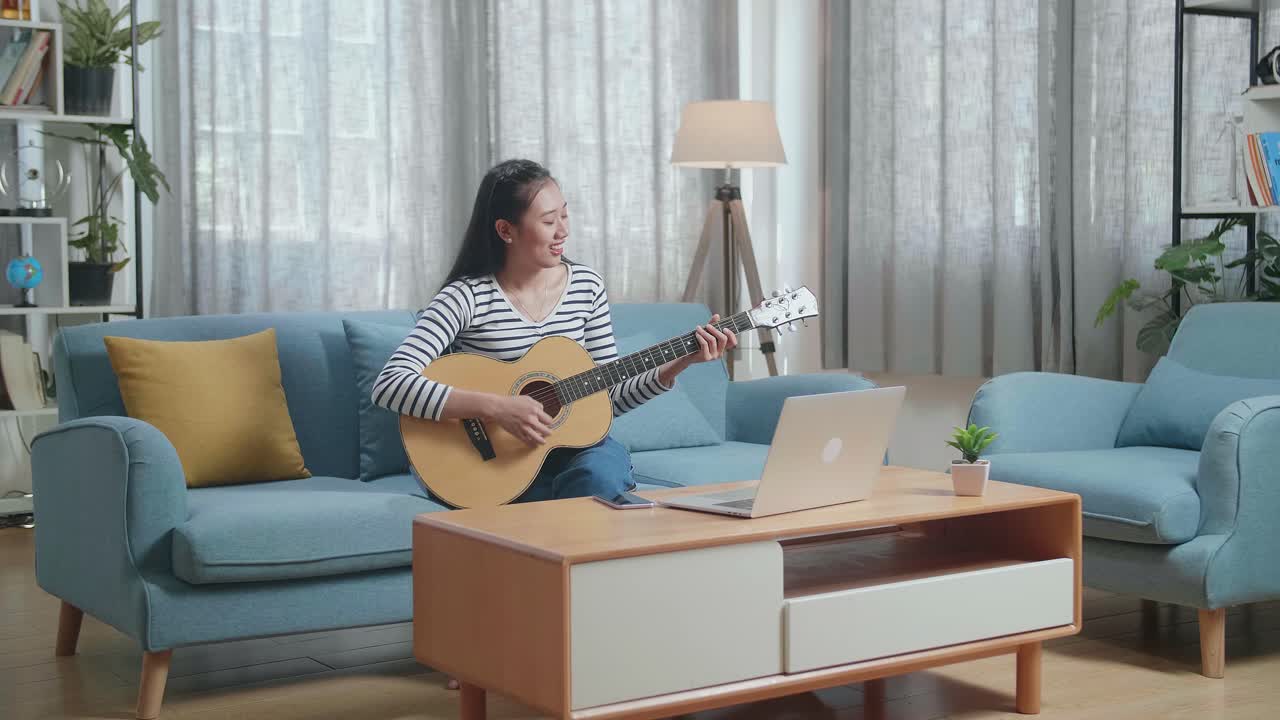 집에서 기타를 배우는 여자