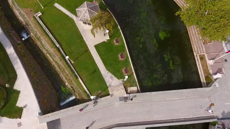 Fantastische-Aussicht-Auf-Die-Brücke-Und-Den-Fluss-In-Der-Stadt