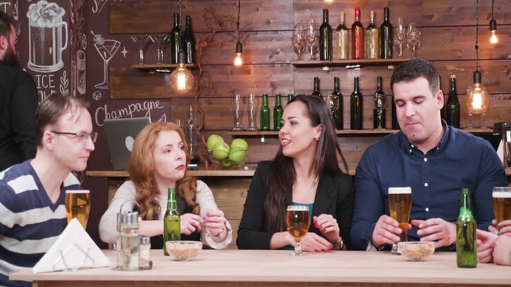 Persone che si godono un drink in un bar
