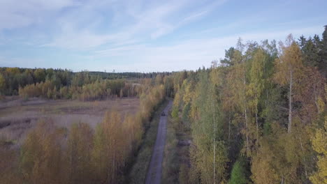 Antenne,-Alter-Traktor,-Der-Auf-Der-Herbstlichen-Forststraße-In-Einem-Verlassenen-Ländlichen-Gebiet-Weit-Weg-Von-Der-Zivilisation-In-Russland-Fährt