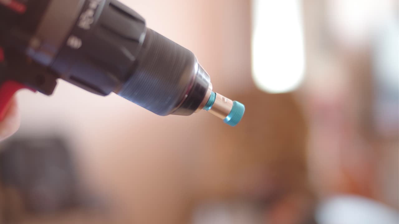 Primo piano di un trapano a batteria che gira