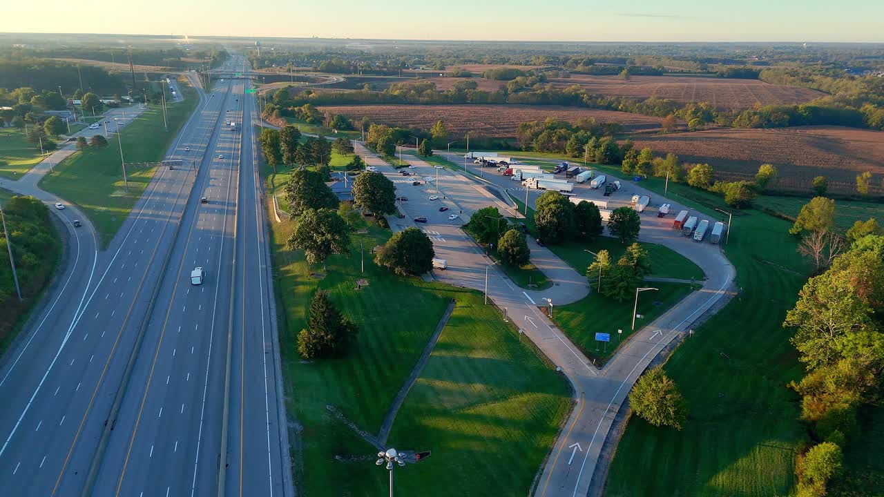 Area di sosta dell'autostrada I-75 a Lexington, Kentucky, che offre un punto di ristoro per i viaggiatori, in ampia veduta aerea