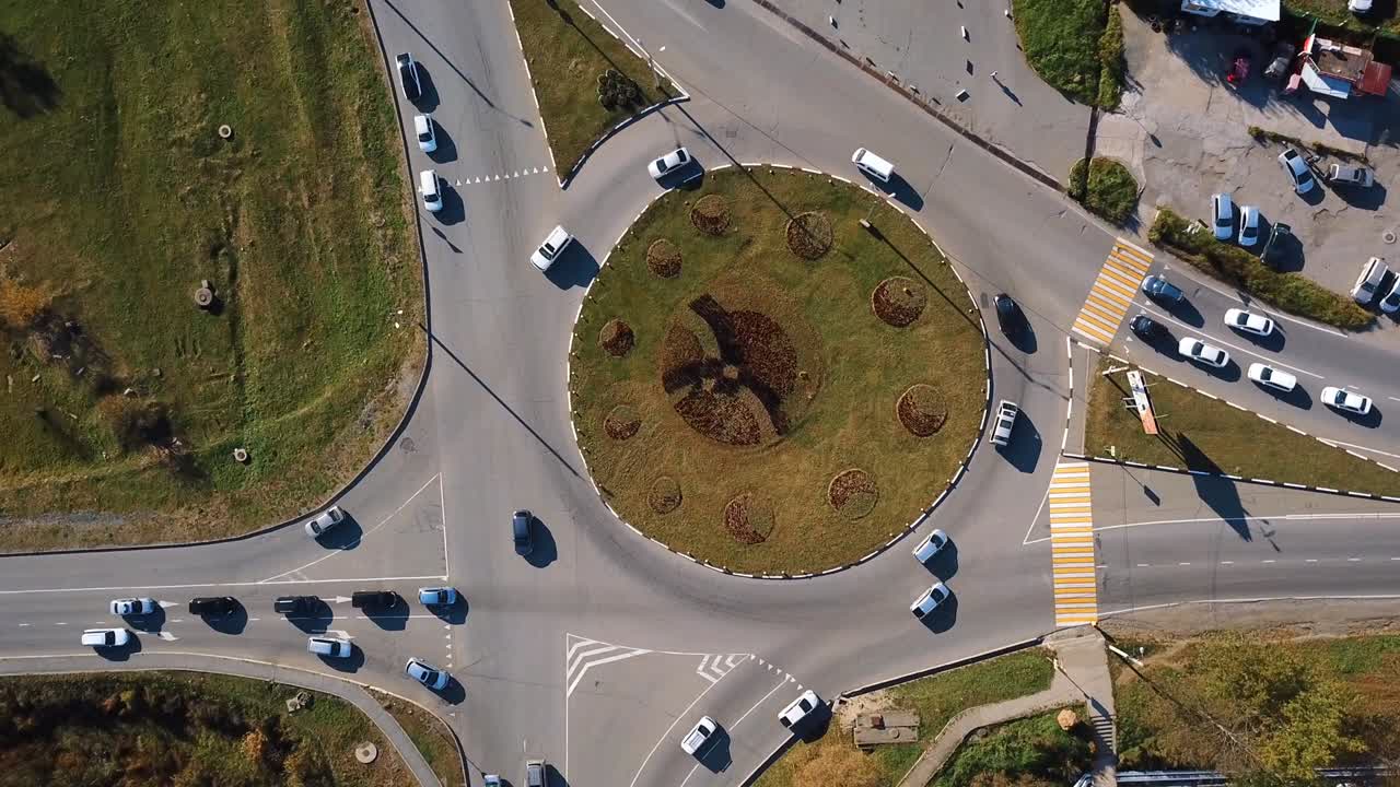 vista desde arriba. ciudad de nakhodka. tráfico circular de automóviles en la pequeña ciudad costera de nakhodda.