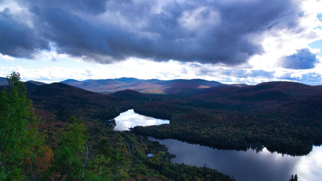 timelapse de la montaña en el parque nacional de mont tremblant