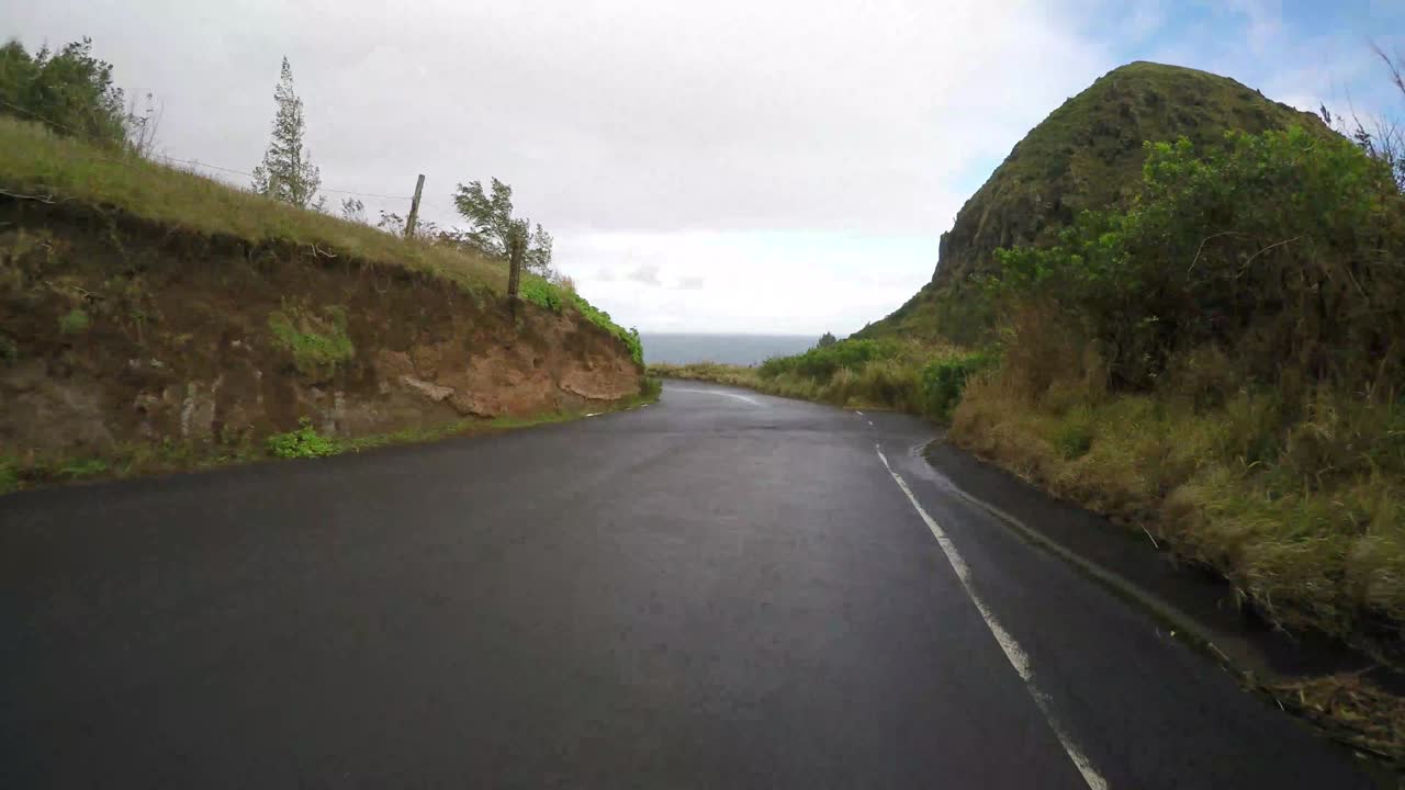 POV: auto in viaggio a Maui, Hawaii.