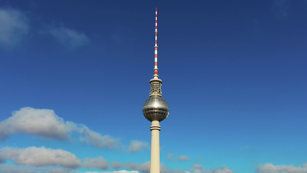 berliner fernsehturm의 정상 주위를 비행