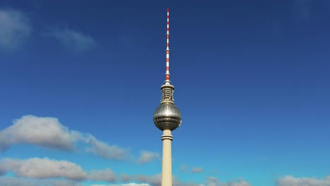 volando alrededor de la parte superior de berliner fernsehturm