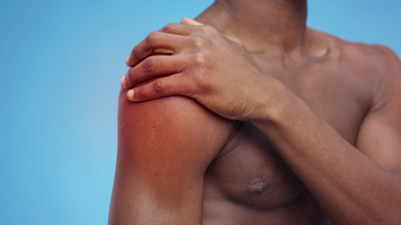 hombre con dolor de hombro