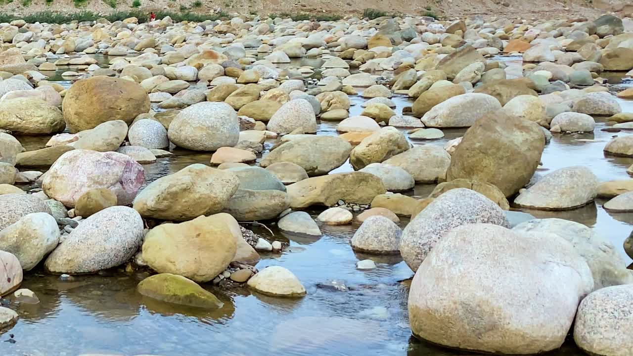 La siccità mette a nudo il letto roccioso del fiume a River, Bichanakandi, Sylhet