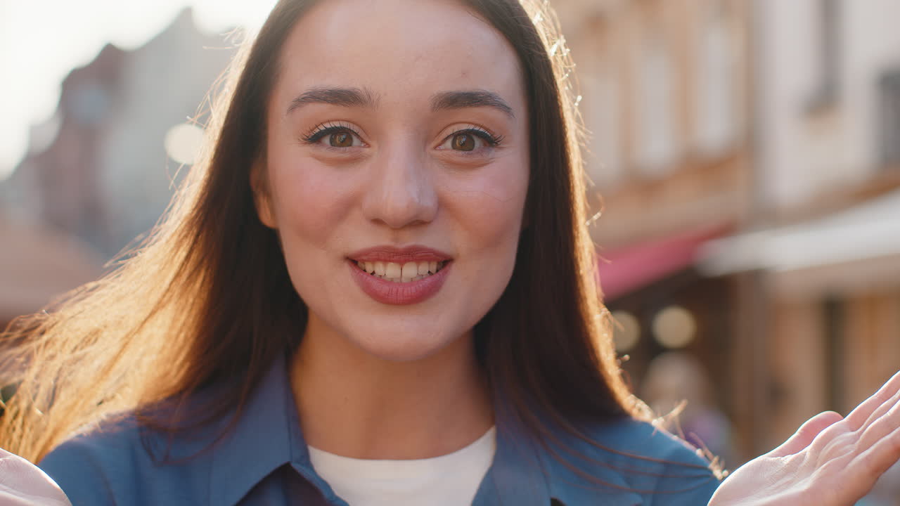 joven mujer mirando sorprendida a la cámara conmocionada por la repentina victoria buenas noticias de victoria wow en la calle de la ciudad