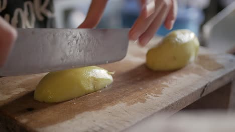 cortar patatas frescas en un tablero de madera