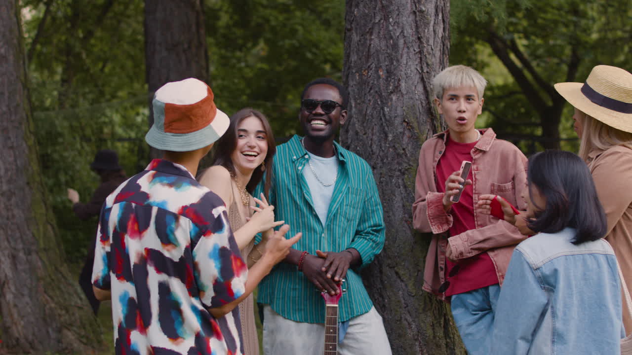 공원에서 이야기하는 친구들