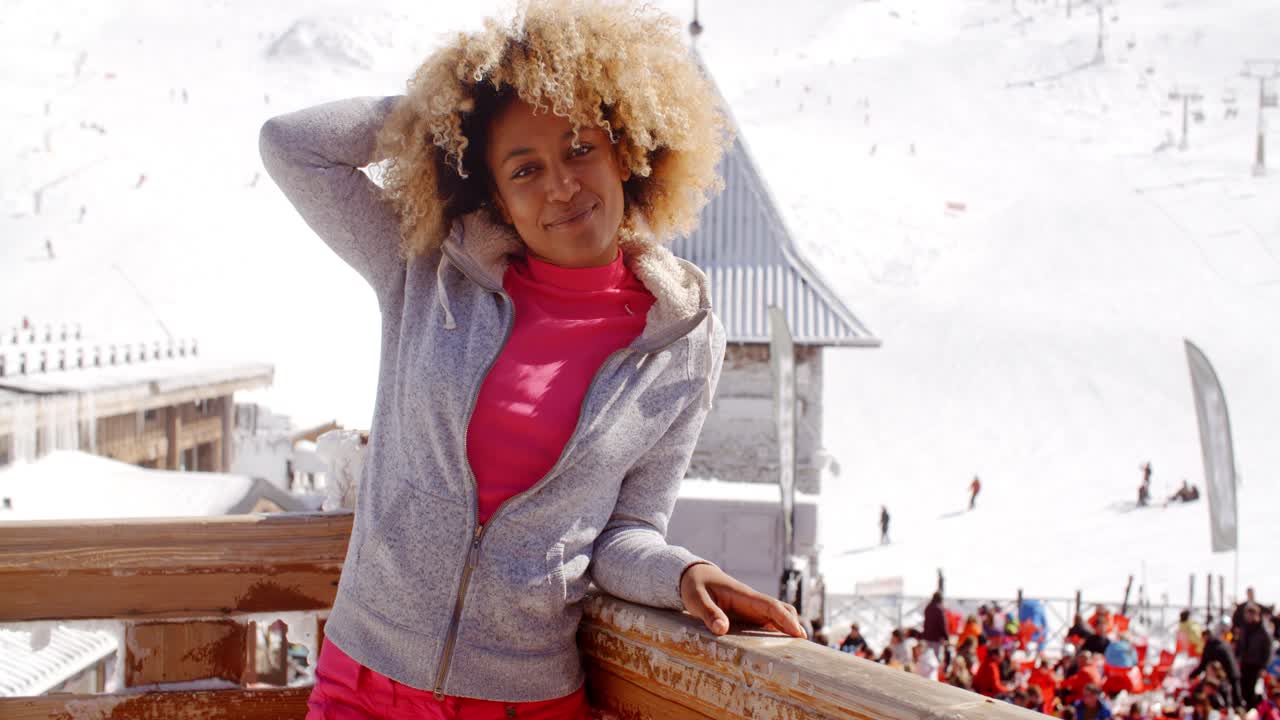 멋진 젊은 여성이 겨울 휴가를 즐기고 있습니다.