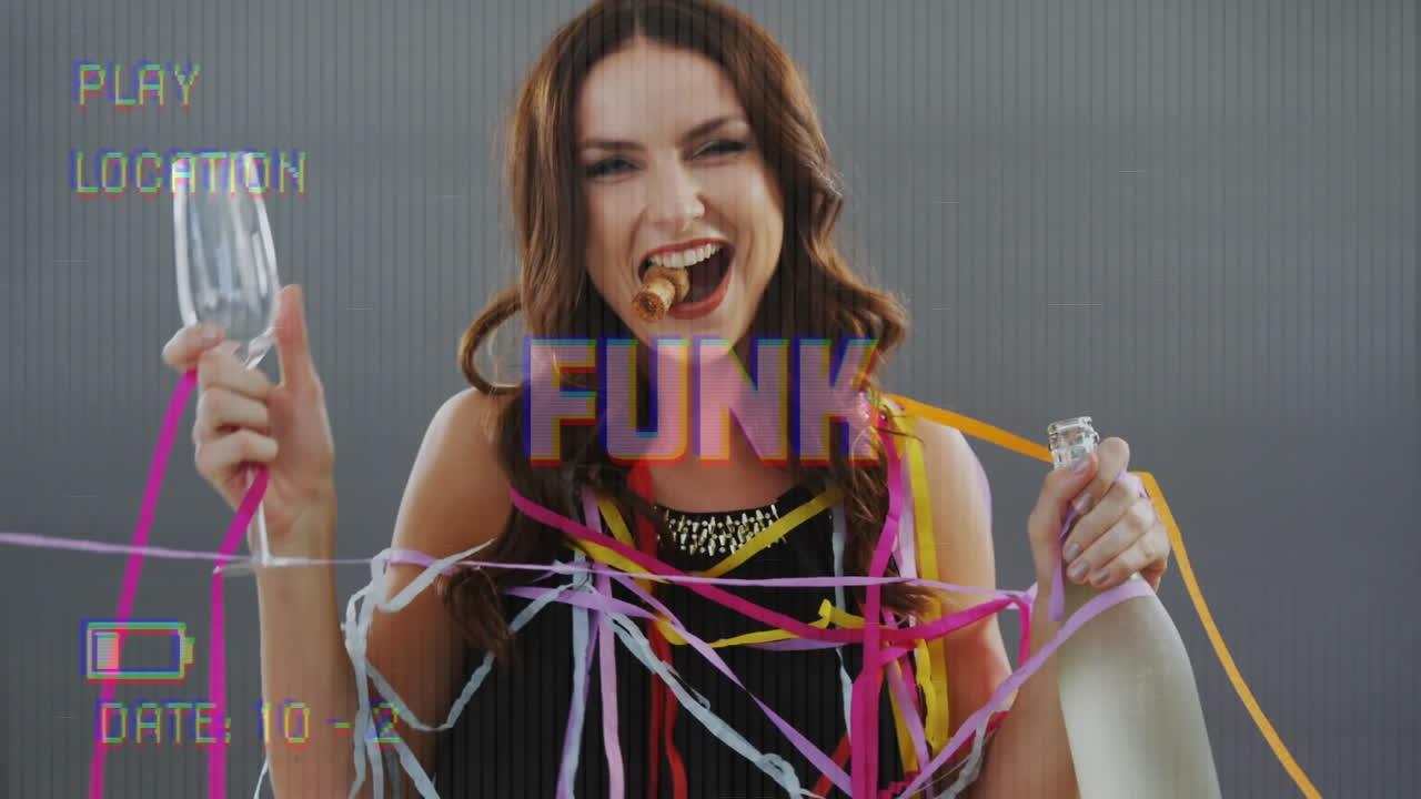 animación de texto funk en la pantalla de la cámara de video con interfaz digital filmando a una mujer sonriente en una fiesta