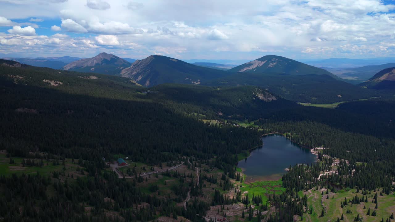 Campeggio Kebler Pass Lake Irwin, sentiero Emerald Lake Crested Butte, drone aereo, Colorado, Robinson Basin, Ruby Peak, primavera, estate, paddle boarding, baite sulle Montagne Rocciose, cielo blu, nuvole, cerchio a destra