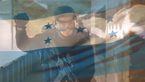 animación de la bandera de honduras sobre varios soldados varones