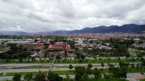proporcionando vislumbres de los diversos barrios y sus distintas identidades