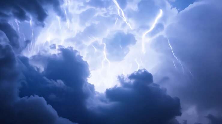 I fulmini attraversano le nubi di tempesta