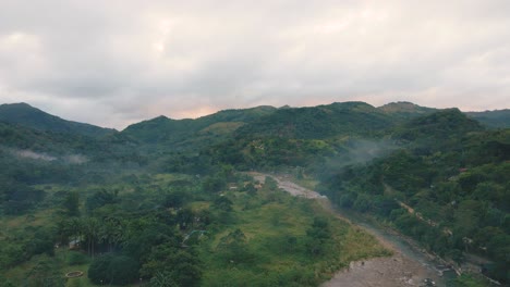 Viendo-La-Montaña-Y-El-Río