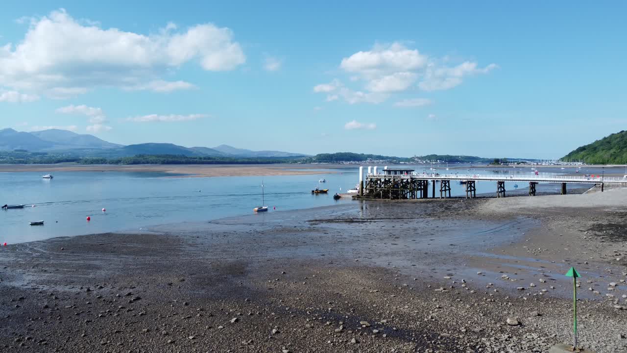 햇볕이 잘 드는 beaumaris 부두 조감도 편안한 해변 해안가 관광 명소 웨일스 랜드마크 해변을 가로지르는 낮은 왼쪽 궤도