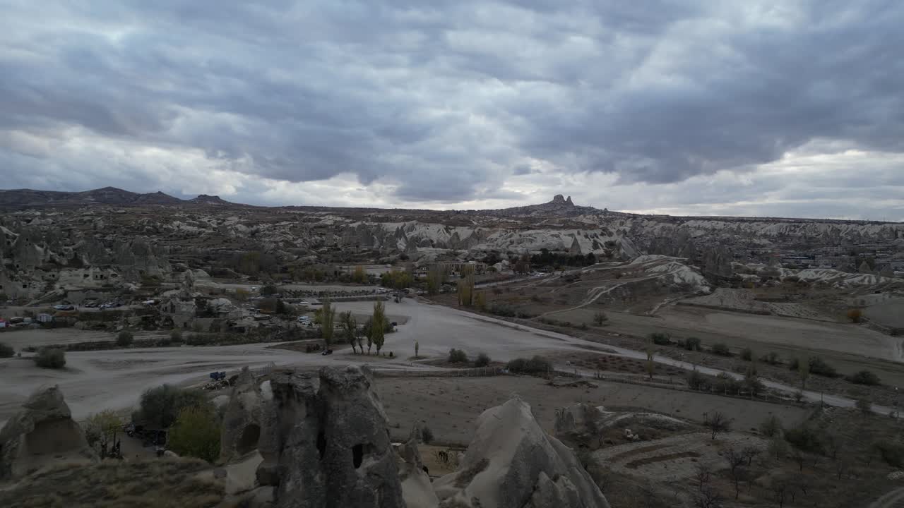 Paesaggio di grotte con cielo coperto nella città di Göreme in Cappadocia, Turchia